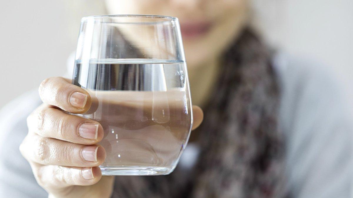 Penuhi ebutuhan minum harian agar bibir tetap lembap dari dalam