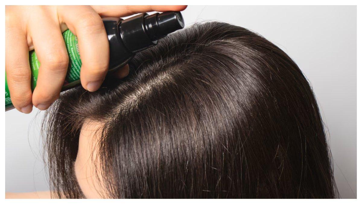 Perawatan rambut menggunakan hair tonic.