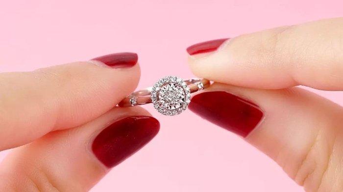 Kilau berlian dapat menunjukan asli atau tidaknya perhiasan berlian tersebut.