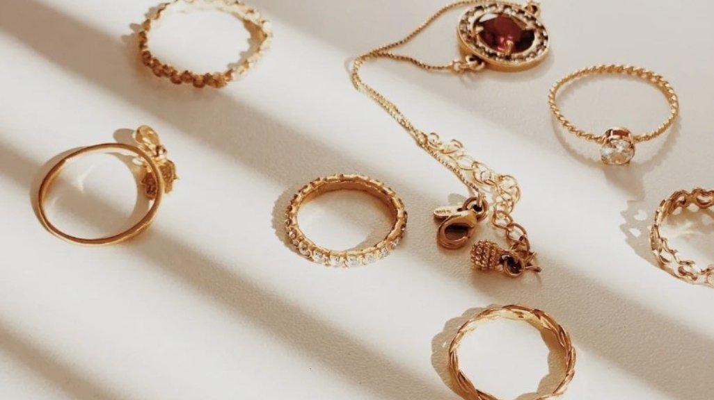 Saat membeli perhiasan usahakan di tempat yang terpercaya ya, hal ini akan mempengaruhi saat kamu menjualnya kembali.