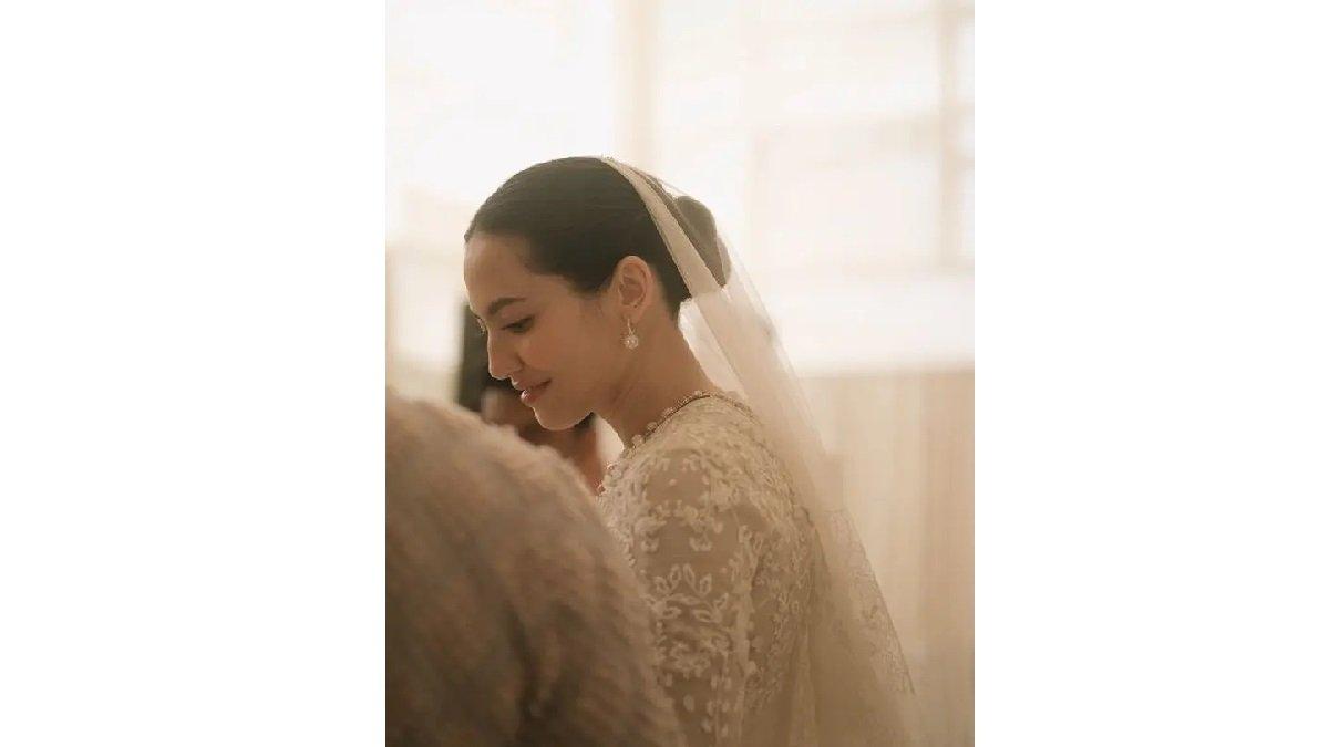 Potret Pernikahan Sederhana Pevita Pearce dan Suami.