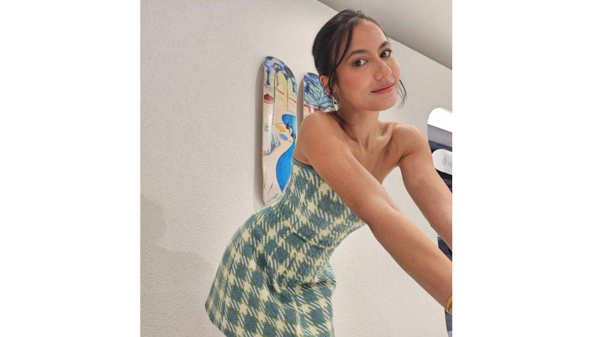 Padu Padan Outfit Nuansa Biru ala Pevita Pearce.
