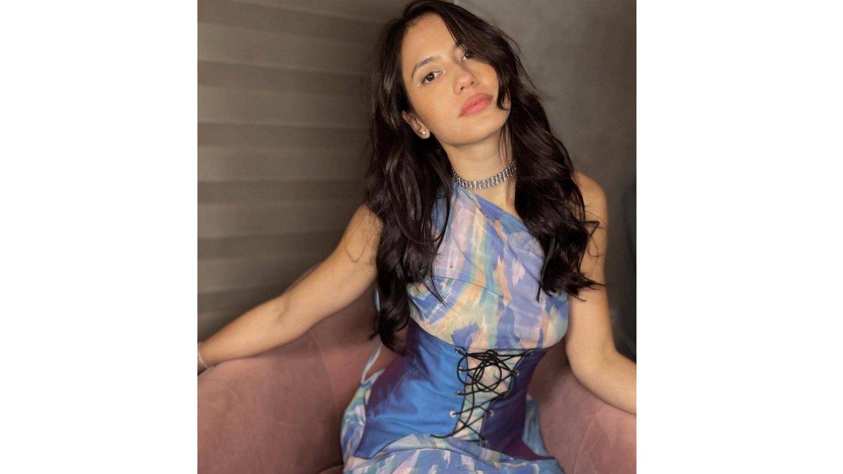 Padu Padan Outfit Nuansa Biru ala Pevita Pearce.