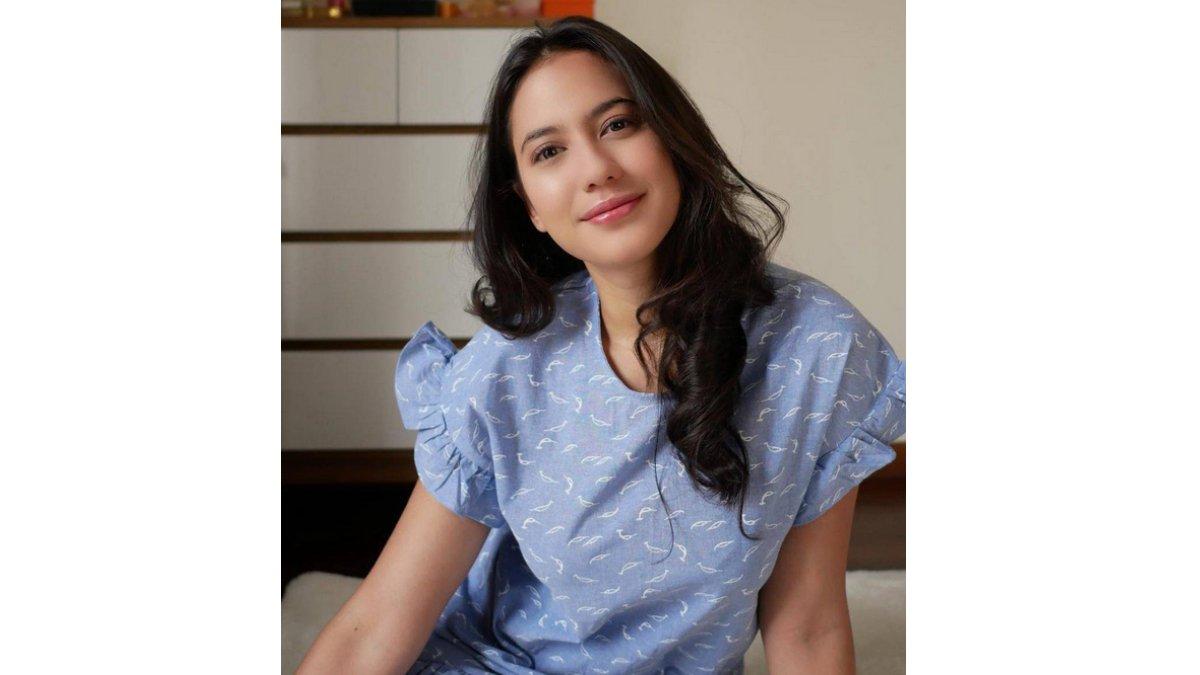Padu Padan Outfit Nuansa Biru ala Pevita Pearce.
