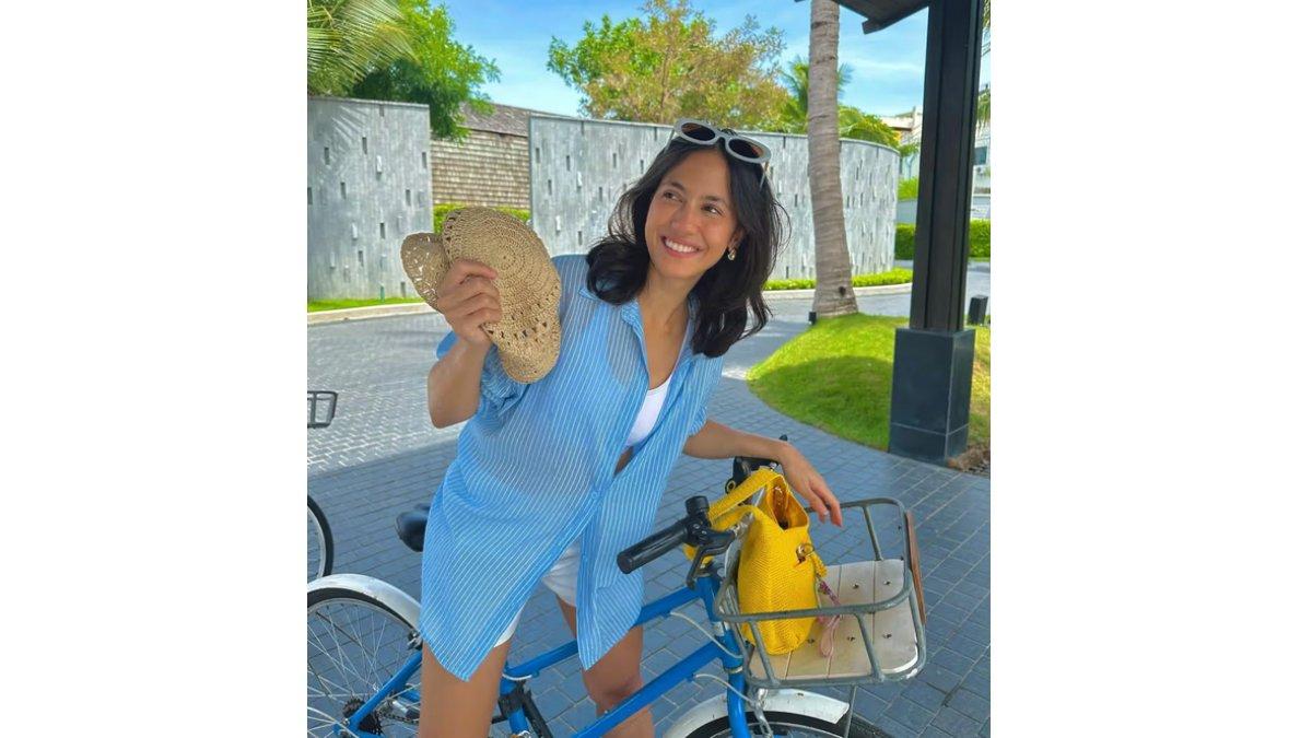 Padu Padan Outfit Nuansa Biru ala Pevita Pearce.