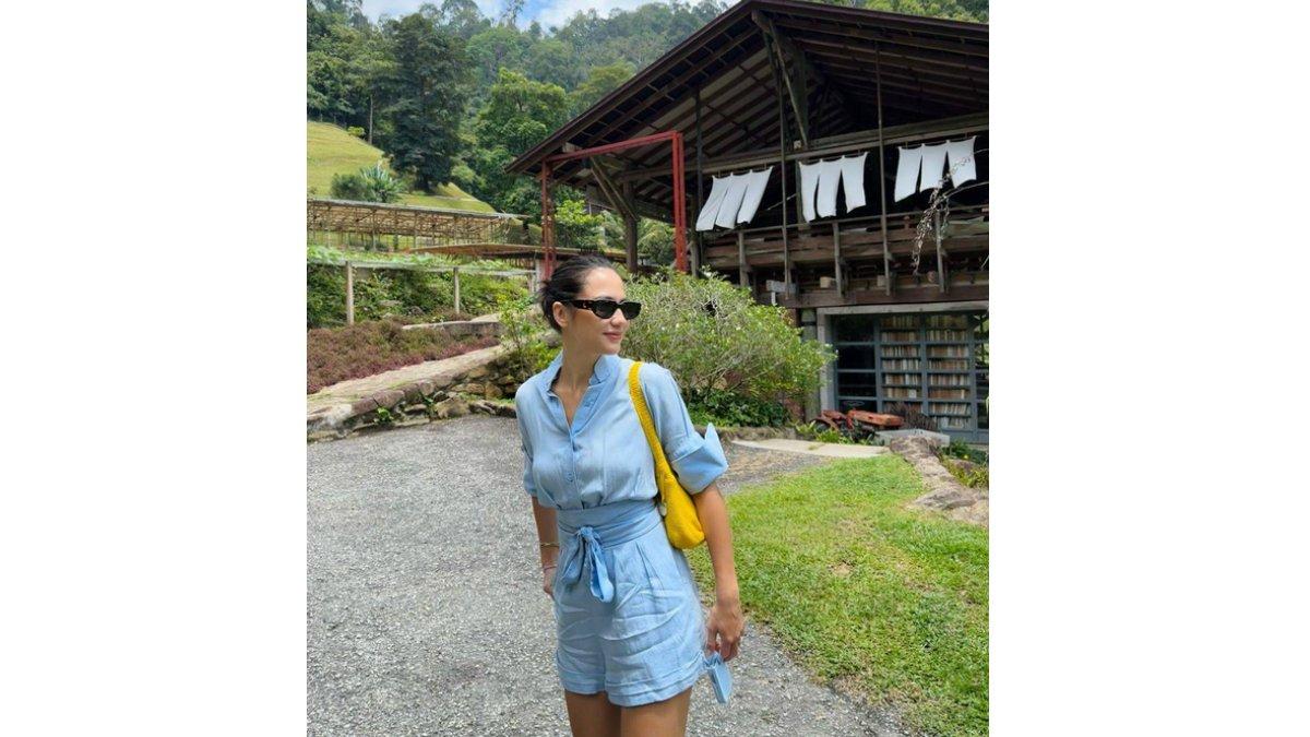 Padu Padan Outfit Nuansa Biru ala Pevita Pearce.