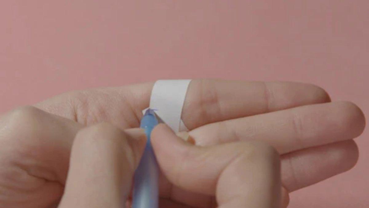 Mengukur ukuran cincin adalah dengan menggunakan pita ukur.