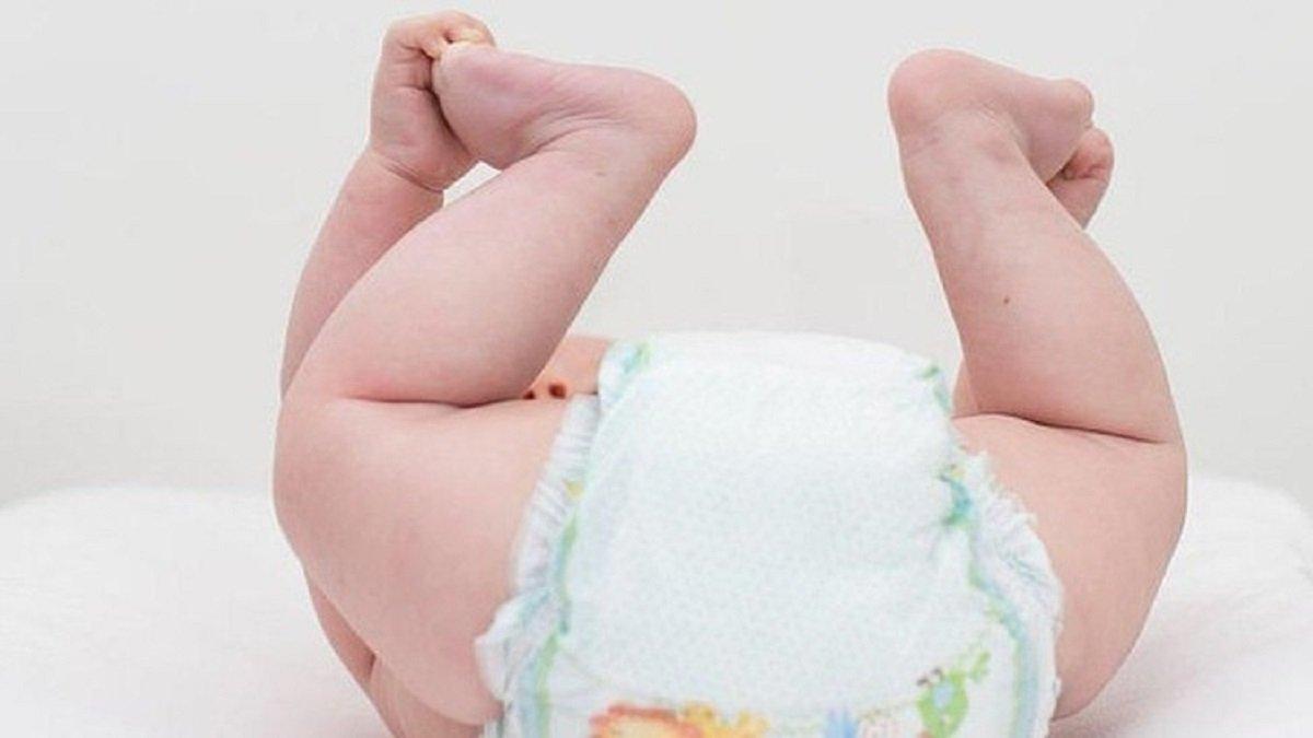 Ilustrasi Si Kecil Menggunakan Popok Bayi yang Elastis.