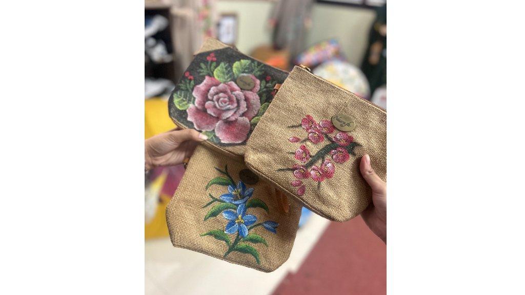 Pouch lukis nasrafa yang go internasional.