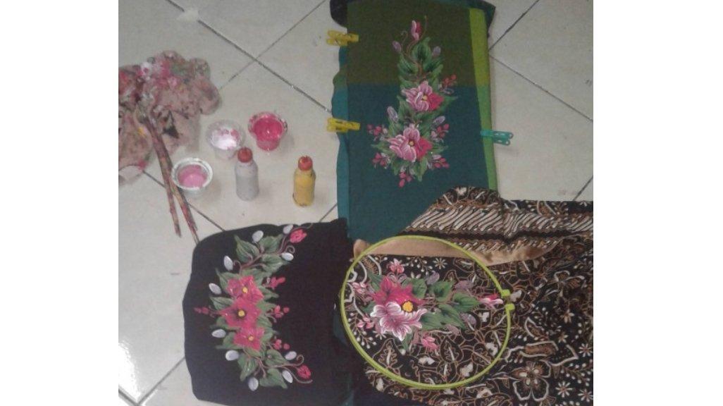 Proses Pelukisan yang Dilakukan di Dani's Art