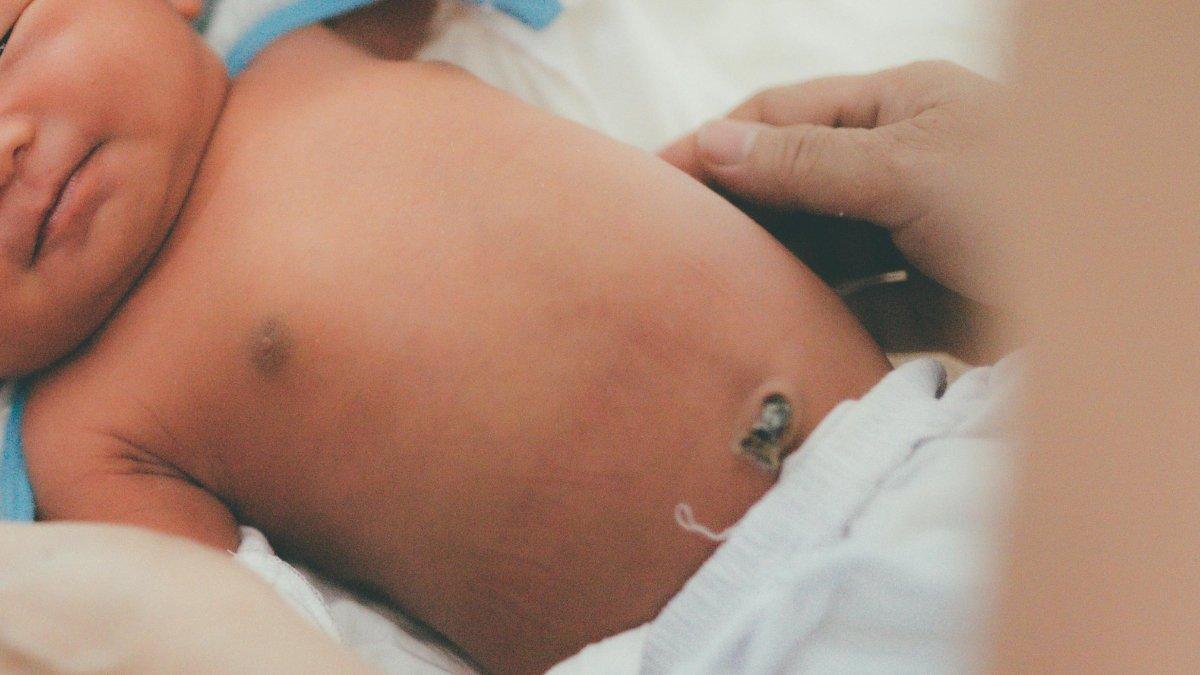 Pusar Bayi akan Sakit Jika Terkena Air Merupakan Mitos, karena Tidak Ada Penelitian yang Membuktikannya.