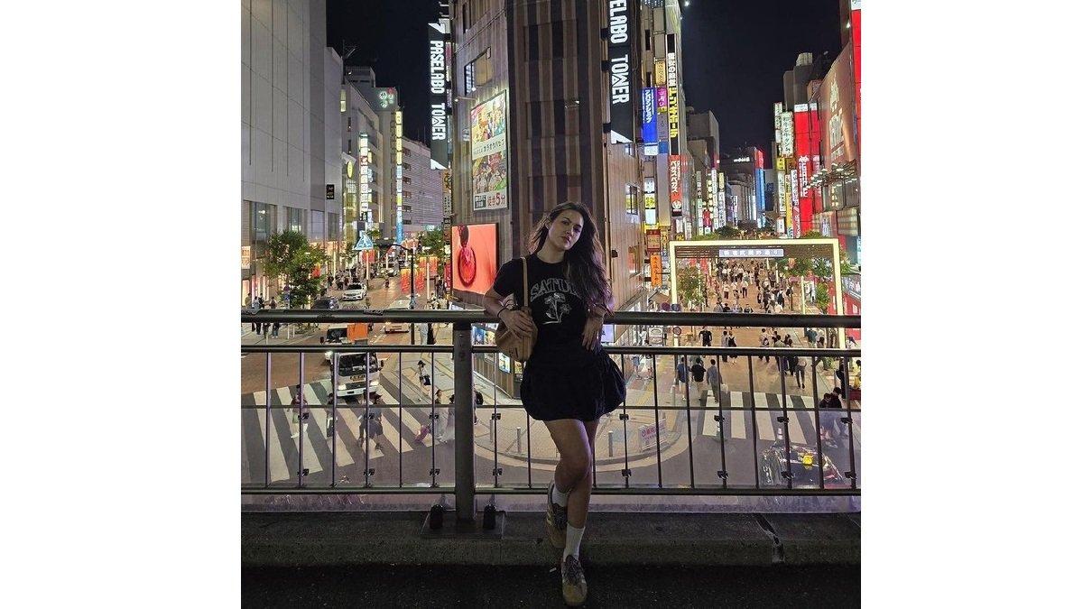 Raisa Adriana mengenakan Padu Padan Kasual Kaos Hitam dan Mini Skirt Hitam.