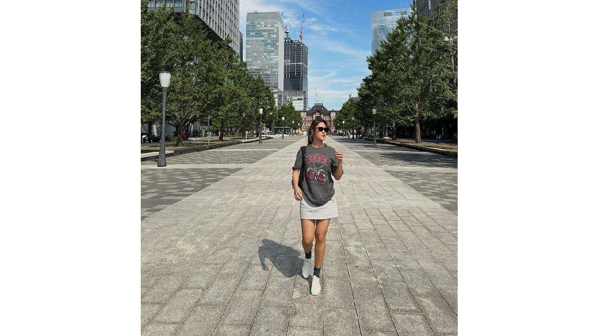 Raisa Adriana mengenakan Padu Padan Kaos Oversize Abu dan Mini Skirt Jeans Putih.