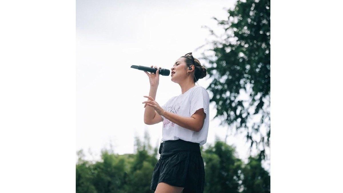 Raisa Adriana mengenakan Padu Padan Kasual Mini Skirt Hitam dan kaos Putih.