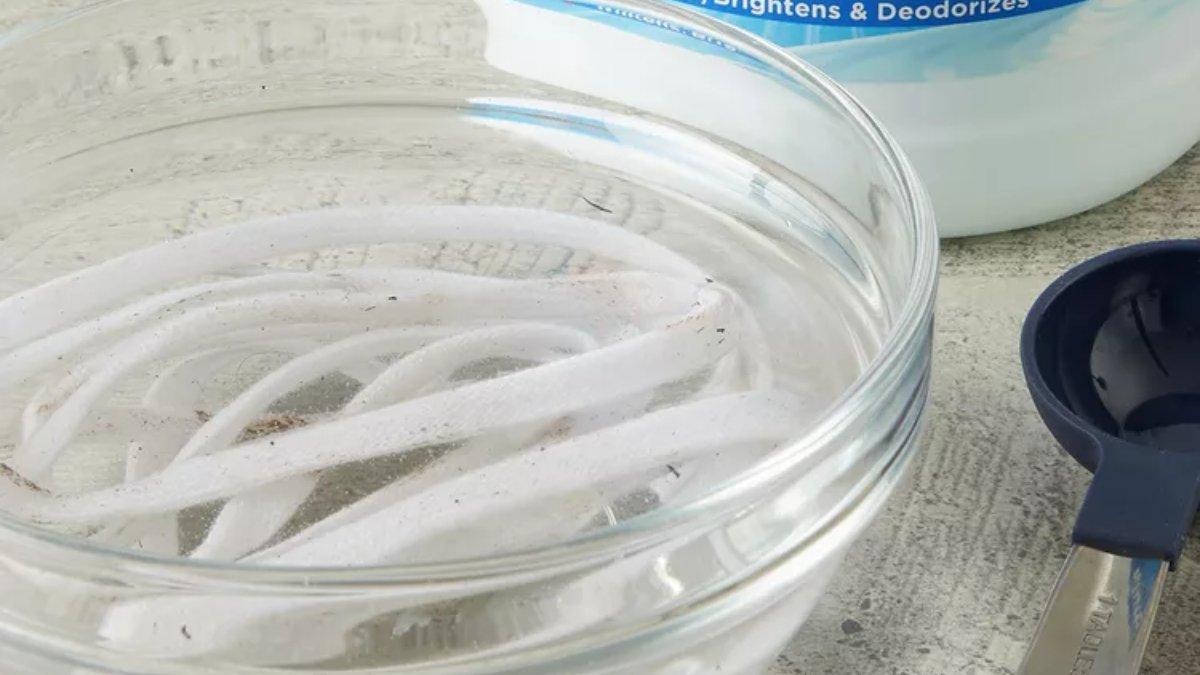 Ilustrasi tali sepatu kotor yang direndam dengan air hangat