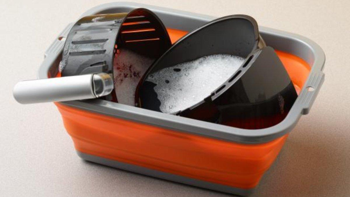 Rendam dan cuci wajan air fryer untuk membersihkannya secara maksimal