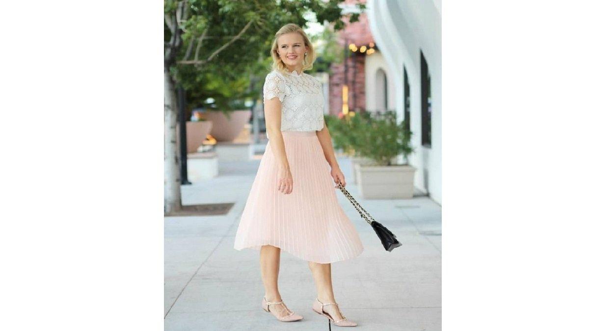 Inspirasi Tema Warna dan Outfit Baju Natal 2024 Rok Pale Pink.