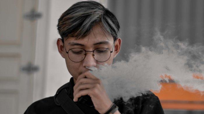 Rokok elektronik semakin populer di Indonesia, dengan jutaan pengguna baru.