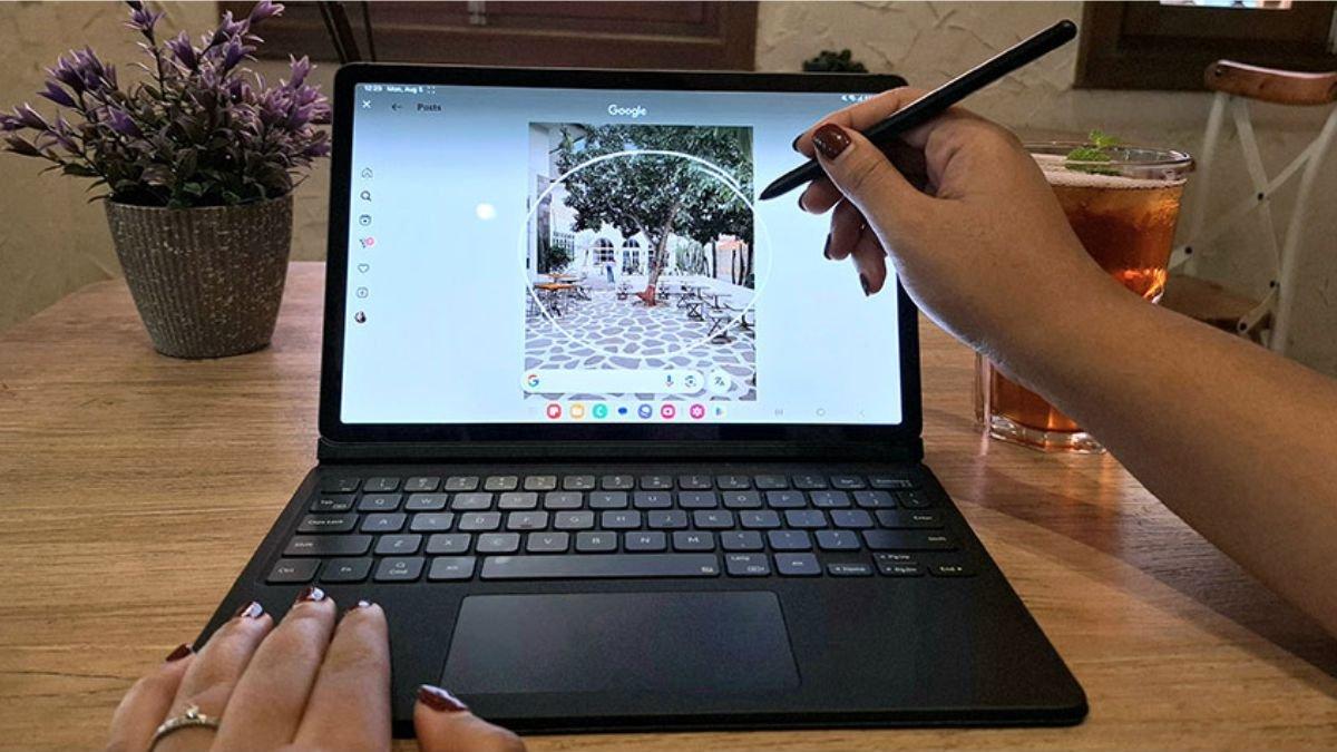 Ilustrasi menggoreskan stylus pen ke layar tablet