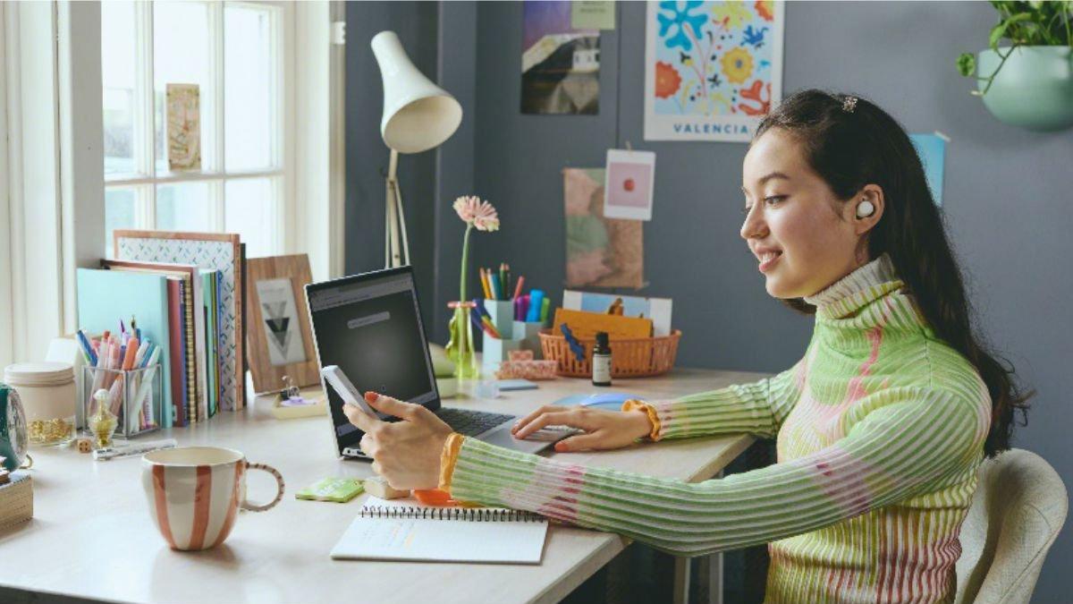 Ilustrasi TWS SONY WF-C510 dipakai untuk menemani aktivitas belajar