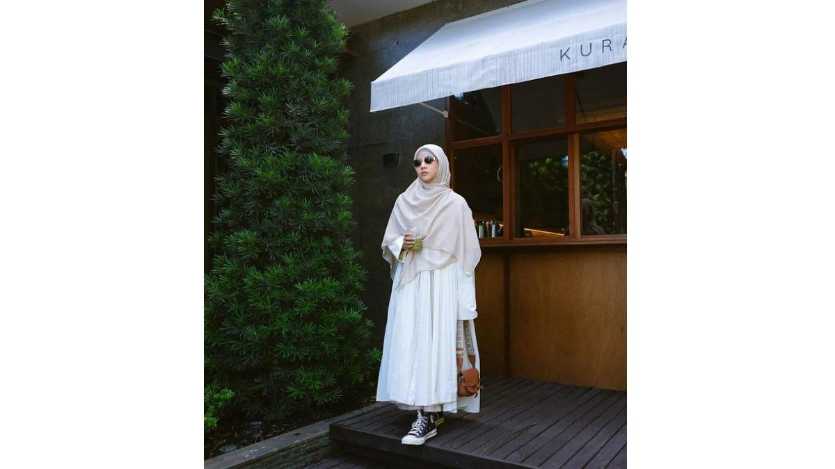 Inspirasi Padu Padan Gamis dan Hijab ala Natasha Rizky, Santai dengan Sepatu Converse.