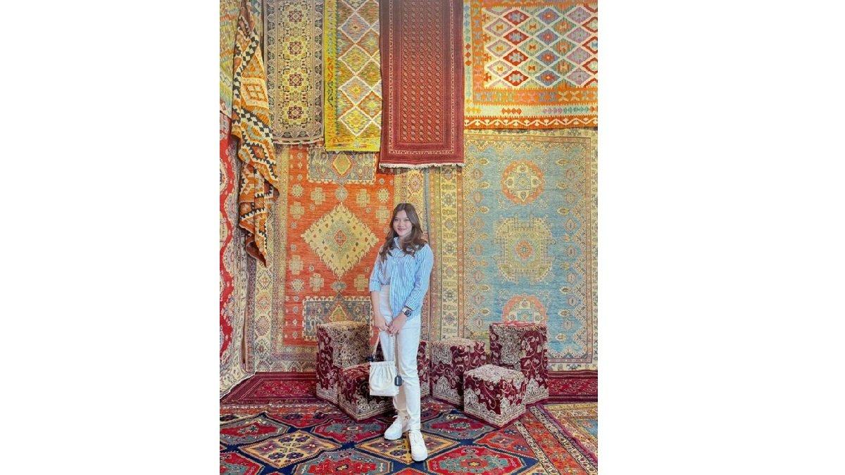 Inspirasi Styling Kemeja dengan Satu Sisi Kemeja Dimasukkan ke Celana.