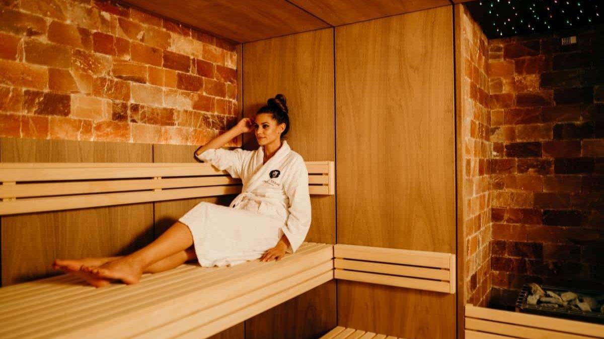 Sauna dapat membantu meningkatkan sirkulasi darah.