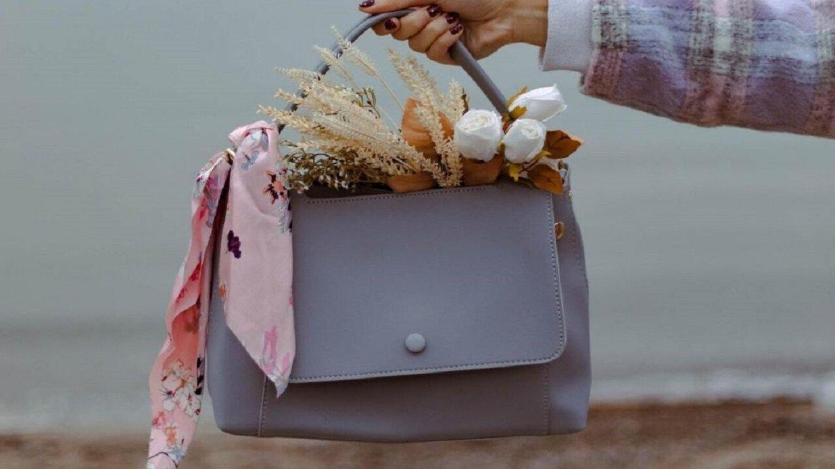 Cara Styling Scraft bisa Kamu Gunakan Sebagai Aksesoris Tas.