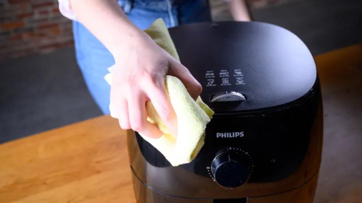 Bersihkan permukaan air fryer dari debu dan kotoran