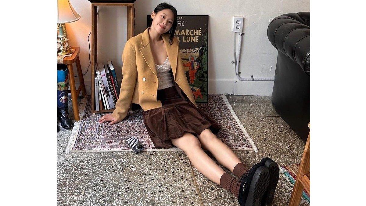 Seolhyun Tampil dengan Blazer, Inner, dan Rok Corduroy.