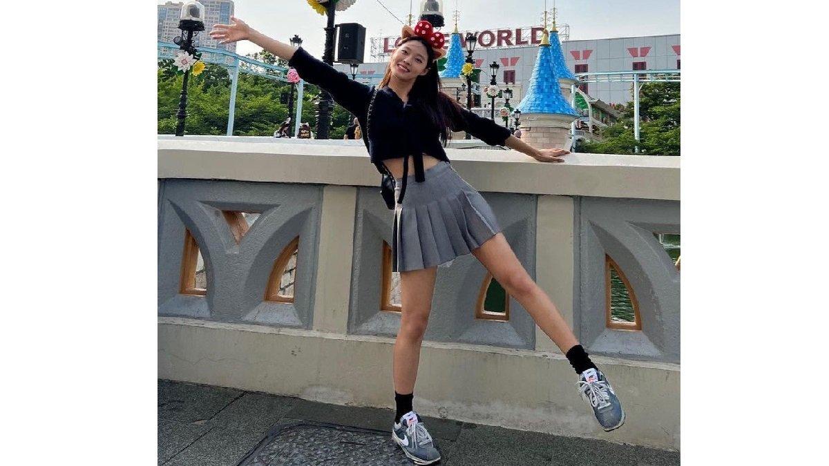Seolhyun Tampil dengan Cropped Top dengan Pleated Miniskrit.