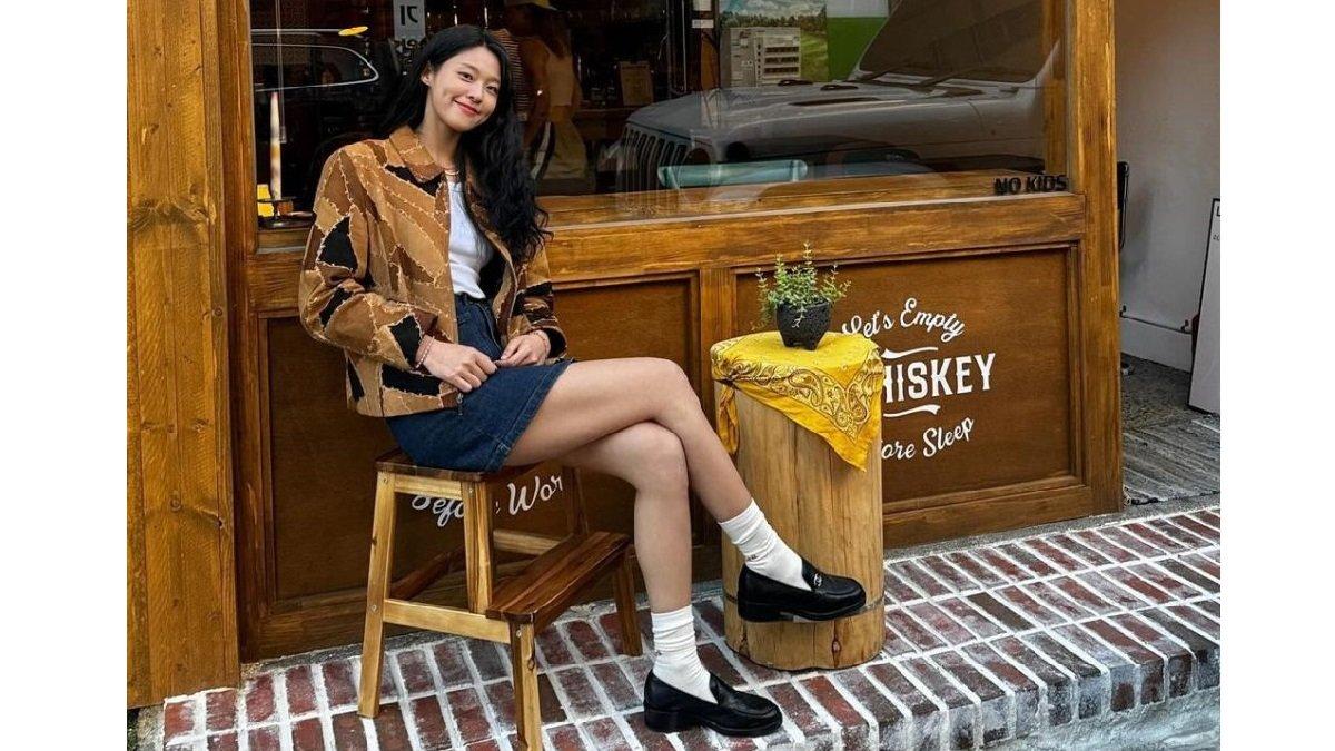 Seolhyun Tampil dengan Denim Miniskrit dengan Patchwork Leather Coat.