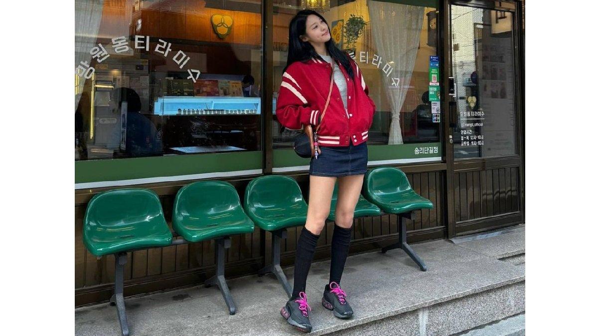 Seolhyun Tampil dengan Miniskirt dengan Baseball Jacket.