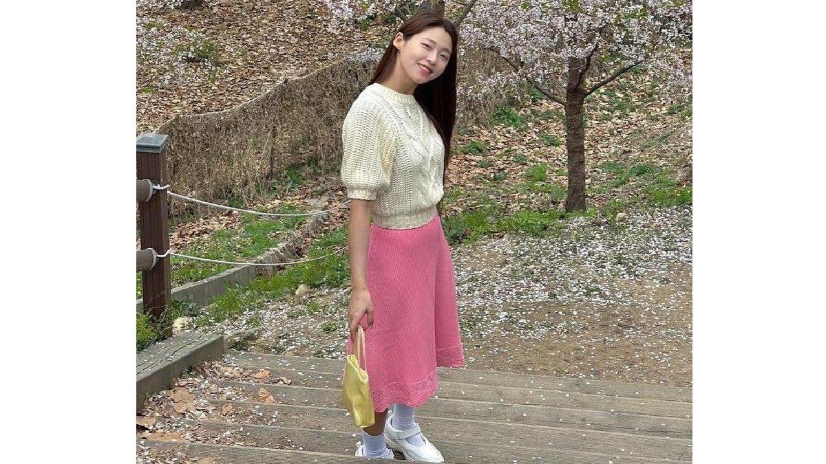 Seolhyun Tampil dengan Panel Skirt dan Knit Top Pastel.