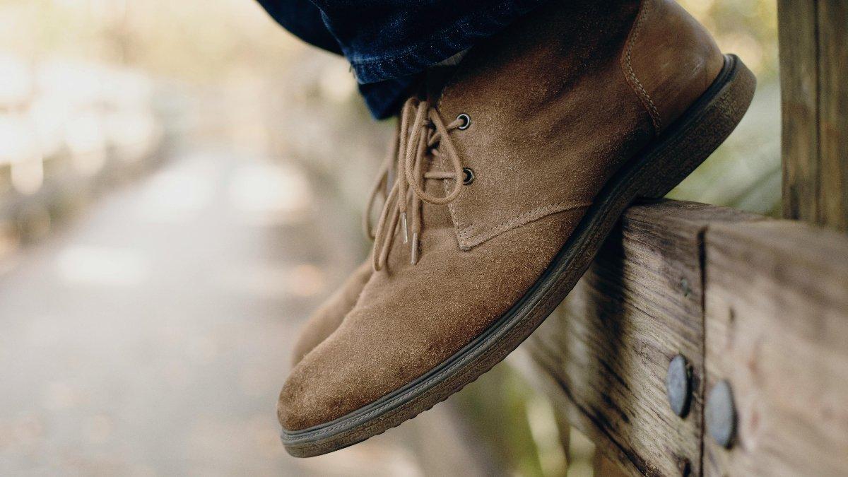 Ilustrasi Sepatu Suede, Kamu Perlu Mengetahui Perawatan Tepat untuk Sepatu Suede agar Tidak Mudah Rusak.
