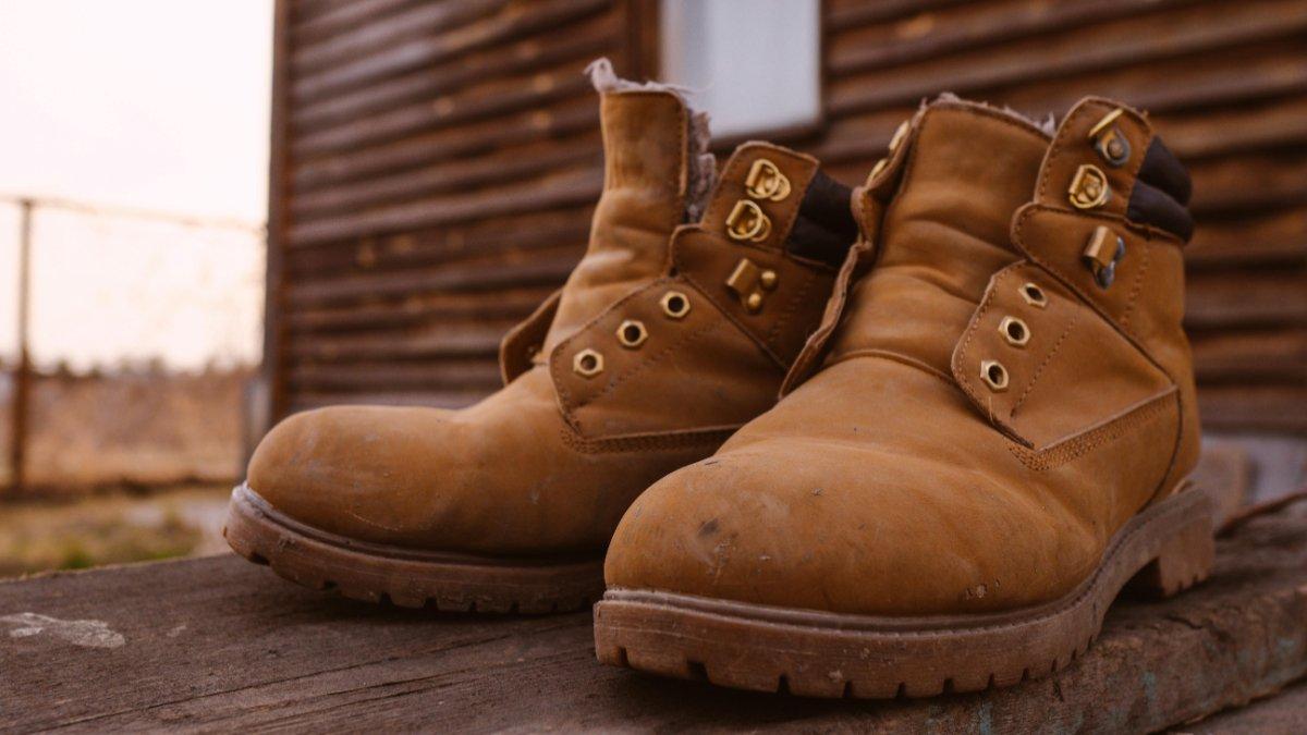 Ilustrasi Sepatu Suede, Kamu Perlu Mengetahui Perawatan Tepat untuk Sepatu Suede agar Tidak Mudah Rusak.