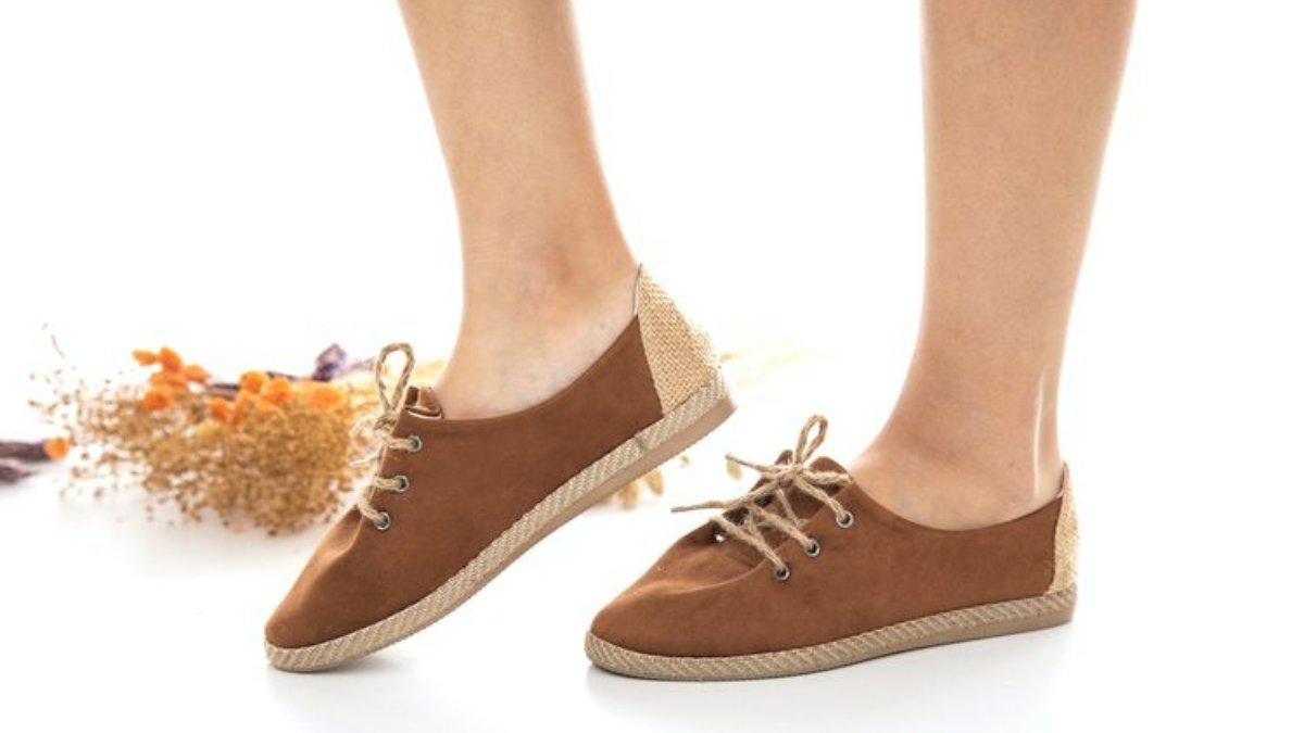 Ilustrasi Sepatu Suede, Kamu Perlu Mengetahui Perawatan Tepat untuk Sepatu Suede agar Tidak Mudah Rusak.