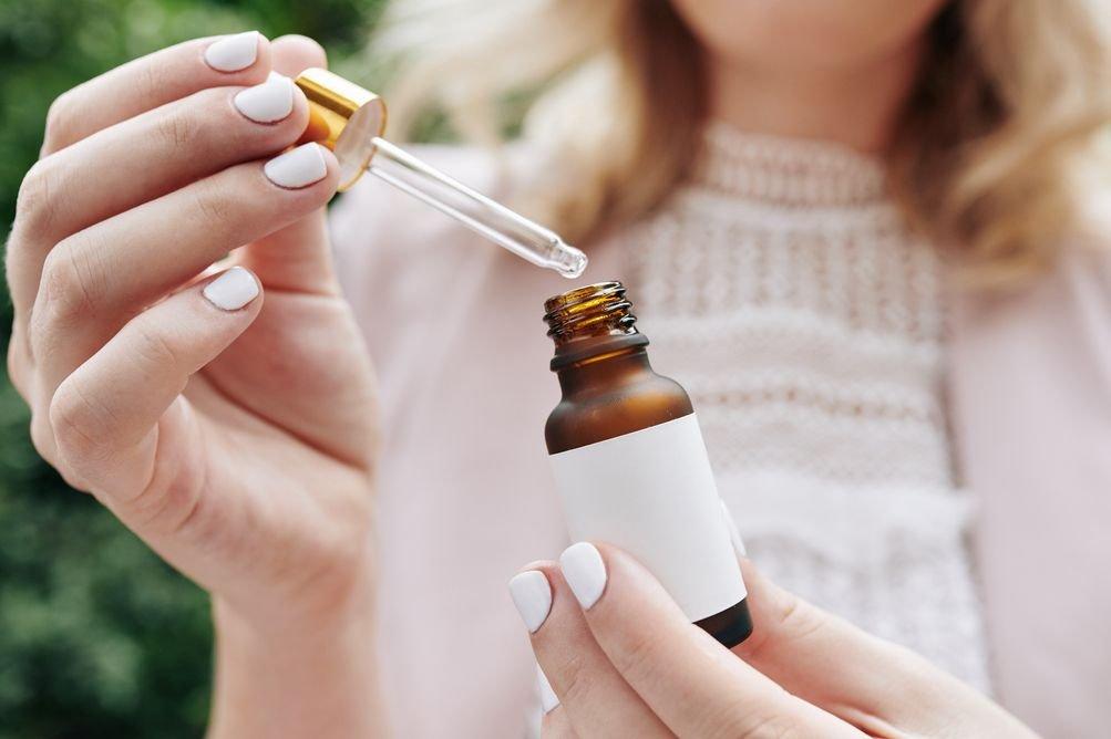 Ilustrasi memilih serum dengan kandungan yang tepat.