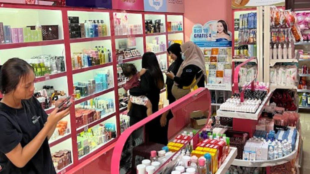 Sherina Beauty, gerai kecantikan lengkap di Jalan Prof. Dr. Hamka, buka setiap hari dari pagi hingga malam.