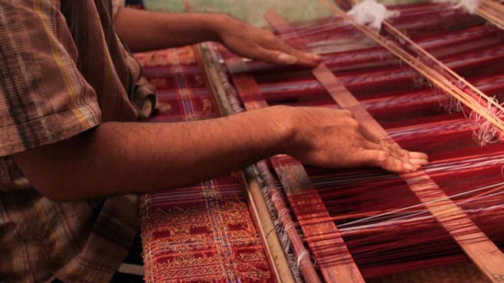Songket yang dirajut memakai alat