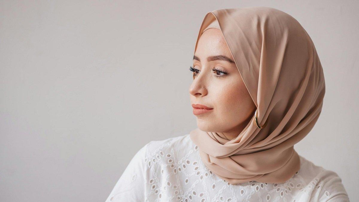 Pilih Warna Hijab yang Cerah dapat Menghindari Gerah saat Berhijab.