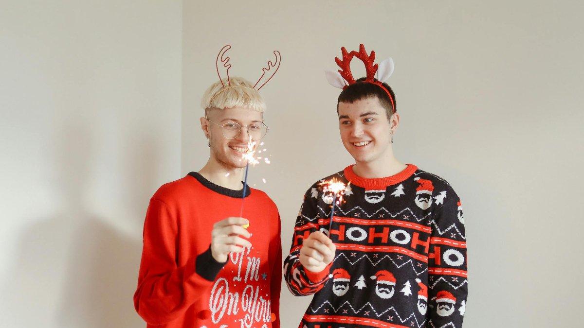 Ilustrasi Sweater Merah - Padu Padan Outfit Natal untuk Pria, Tampil Sederhana dan Tetap Menawan.