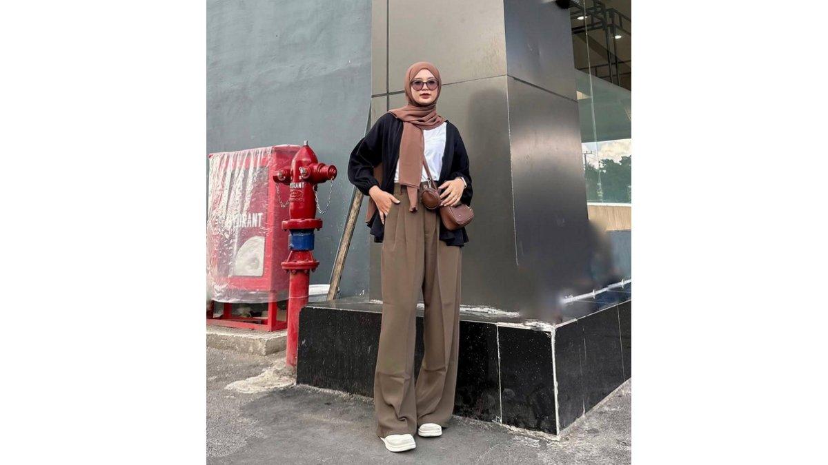 Padu Padan Ngabuburit ala Nadila Adiarni Menggunakan T-shirt dengan Bawahan Loose Pants.