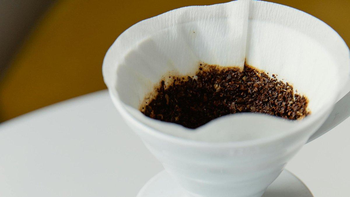 Tabur ampas kopi di sekitar halaman rumah untuk mengusir siput