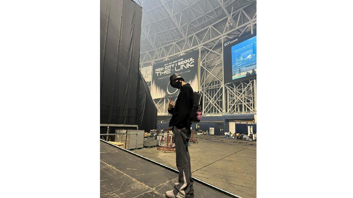 Taeyong NCT dengan Padu Padan Outfit Sweatshirt dan Sweatpants Hitam.