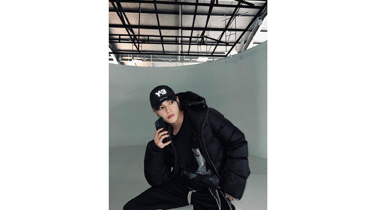 Ilustrasi Taeyong NCT dengan Padu Padan Outfit Kaos Hitam, Black Puffer Jacket, dan Celana Training.