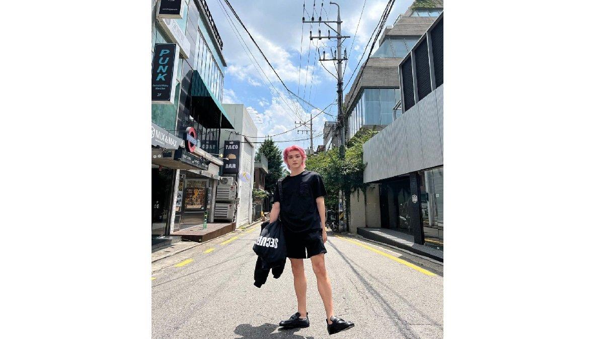 Ilustrasi Taeyong NCT dengan Padu Padan Outfit O-neck Shirt Hitam dan Short Pants.