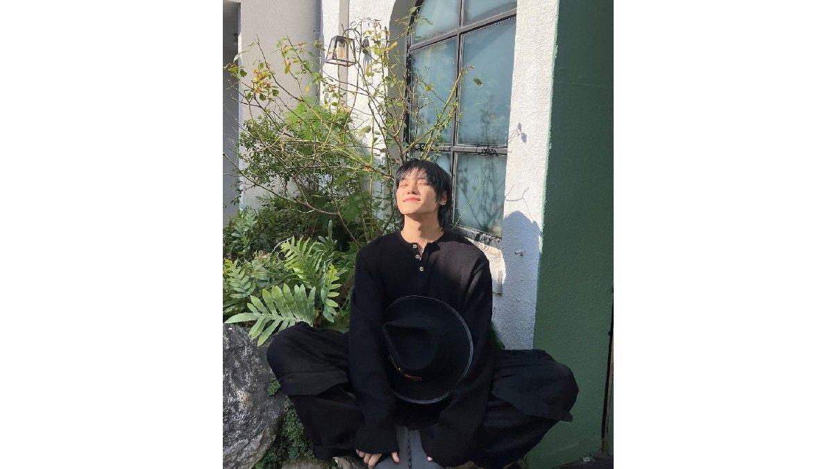 Ilustrasi Taeyong NCT dengan Padu Padan Outfit Atasan Panjang dan Celana Kargo Longgar Hitam.