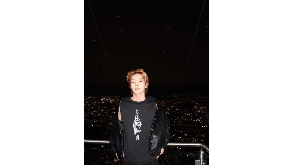 Ilustrasi Taeyong NCT dengan Padu Padan Outfit Sleeveless Hitam dengan jaket Kulit Hitam.