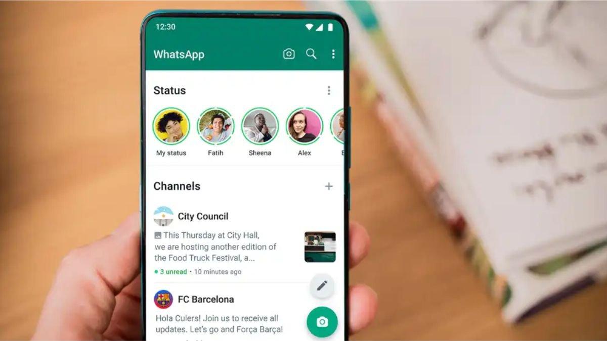 Ilustrasi tab pembaruan status di WhatsApp